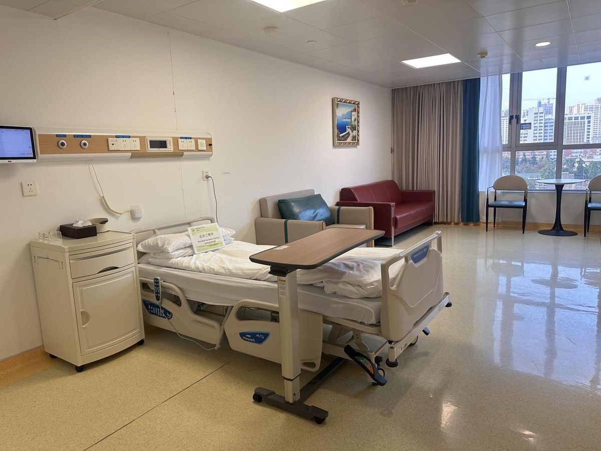 Private single-occupancy ward room in a Guangzhou 3A hospital, shown unoccupied — illustrative of rooms available to self-pay international patients